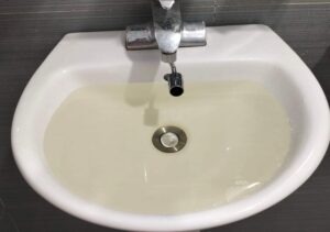 nước bị keo sắt có màu vàng nhạt khó lọc
